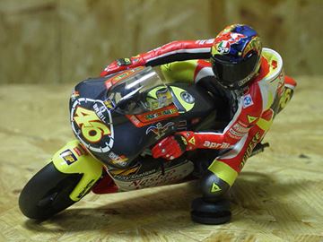 Afbeelding van Valentino Rossi figuur riding 1999 1:12 312990146