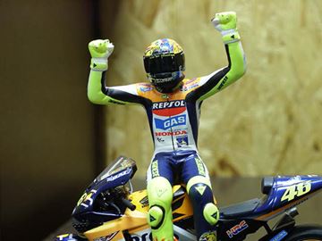 Afbeelding van Valentino Rossi figuur sitting 2002 1:12 312020046