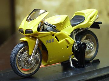 Afbeelding van Ducati 748 yellow 1:18 Maisto