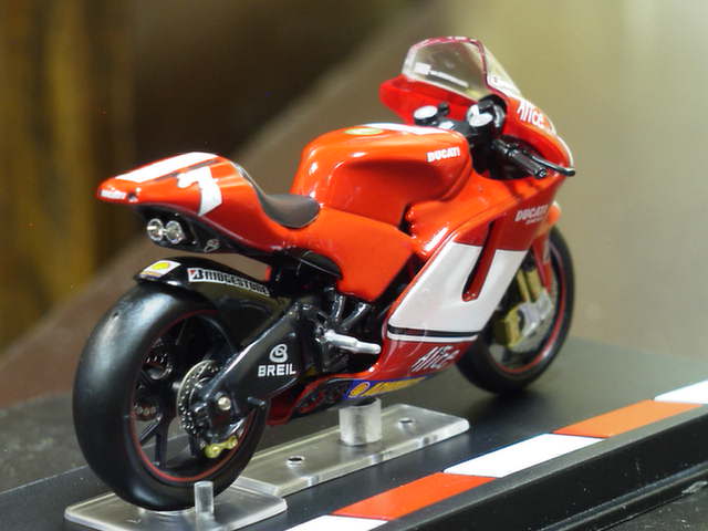 Carlso Checa Ducati Desmosedici 2005 1:24