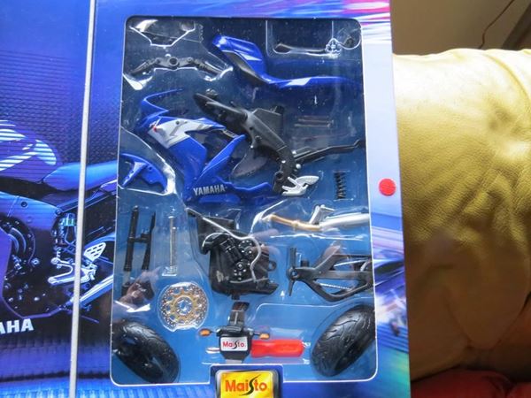 Picture of Yamaha YZF-R1 blue 1:12 39052 easy kit