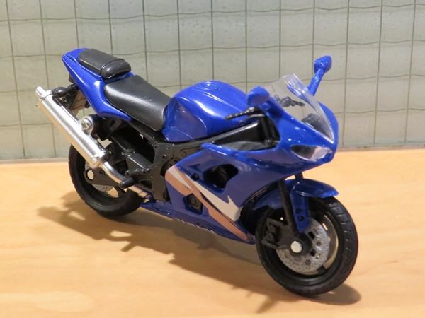 Picture of Yamaha YZF-R6 1:18 67003 new ray