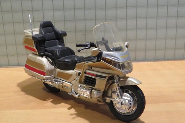 Picture of Honda GL1500  Goldwing goud 1:18 maisto los