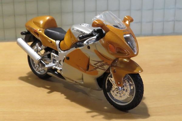 Picture of Suzuki GSX-R1300 Hayabusa 1:18 goud/zilver los