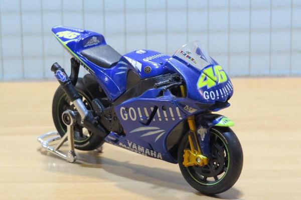 Picture of Valentino Rossi Yamaha YZR-M1 2004 1:18 Maisto los