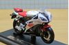 Picture of Yamaha YZF-R6 white 1:18 maisto