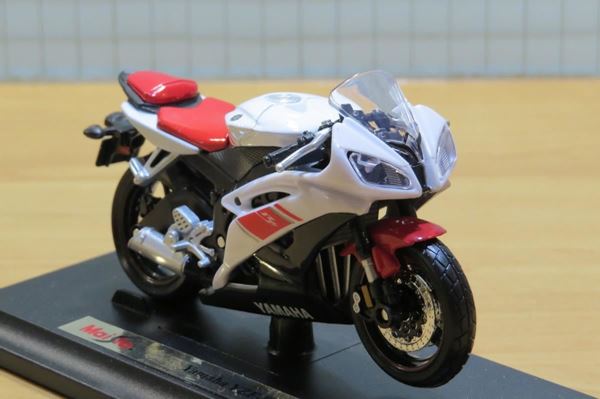 Picture of Yamaha YZF-R6 white 1:18 maisto