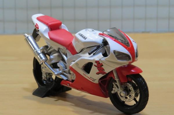 Picture of Yamaha YZF-R1 wit/rood 1:18 Maisto los