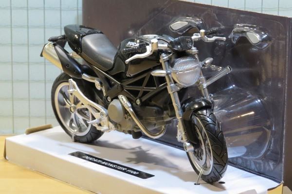 Picture of Ducati Monster 1100 black 2010 1:12 44023