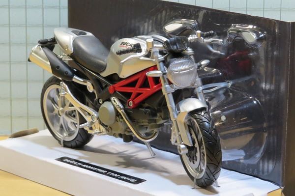 Picture of Ducati Monster 1100 grey 2010 1:12 44023