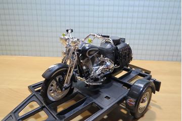 Afbeelding van Harley Davidson FLSTS Heritage Springer black + trailer 1:18