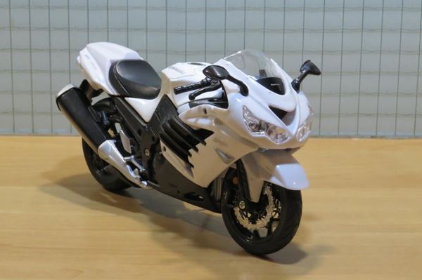 Picture of Kawasaki ZZR1400 white ZX14 1:12 31101