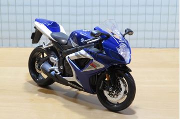 Afbeelding van Suzuki GSX-R750 blue/wht 1:12 31153