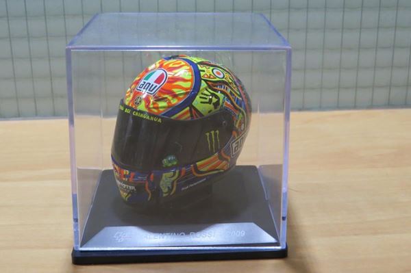 Picture of Valentino Rossi AGV helmet 2009 1:5