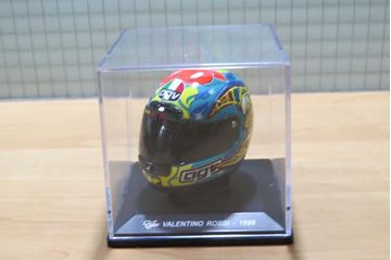 Afbeelding van Valentino Rossi  AGV  helmet 1999 1:5 es