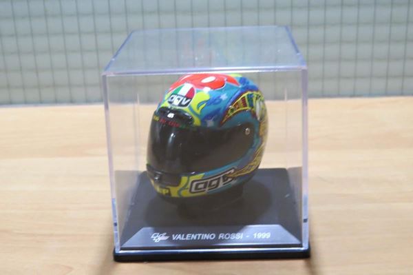 Picture of Valentino Rossi  AGV  helmet 1999 1:5 es