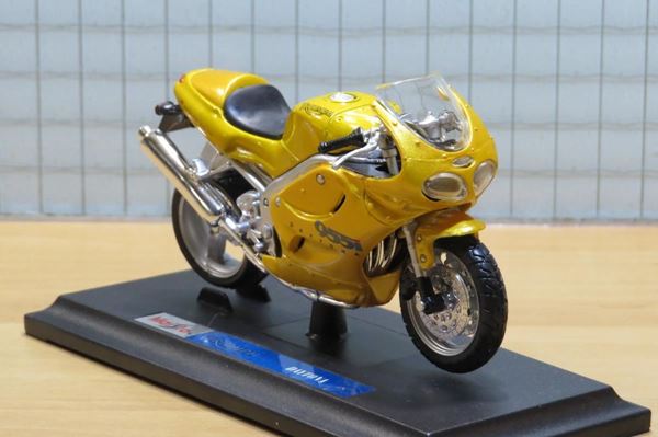 Picture of Triumph Daytona 955i 1:18 goud