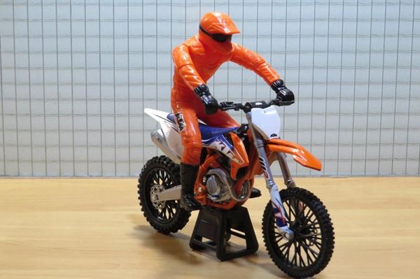 Picture of KTM 450 SX-F with rider 1:12 58345